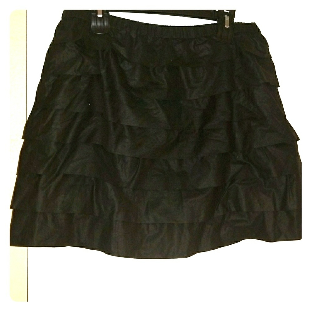Short ruffle skirt
